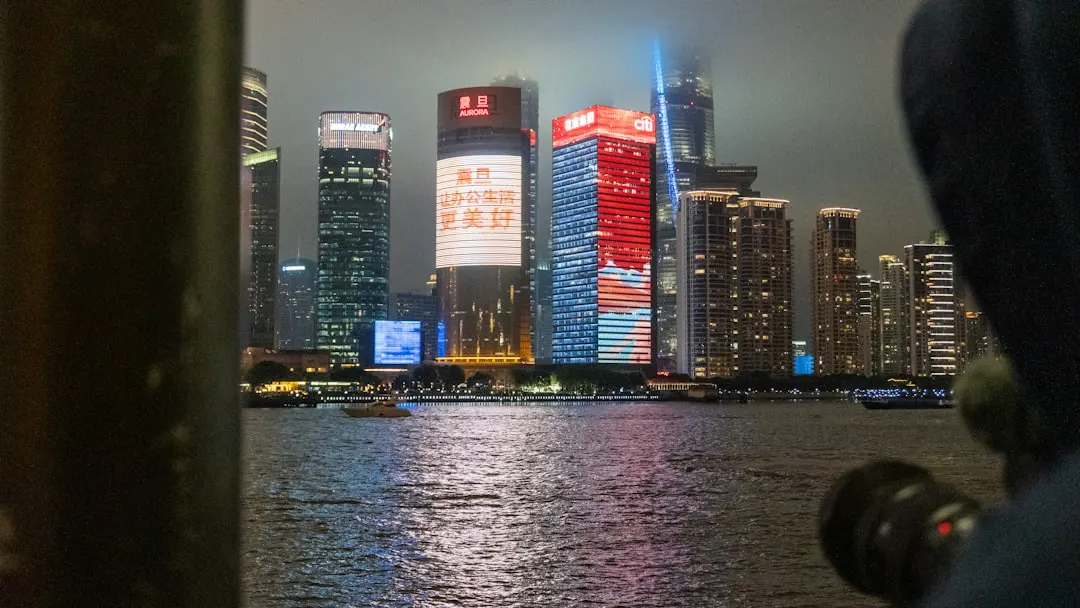 手提袋设计材质选择对比:环保与成本的平衡方案